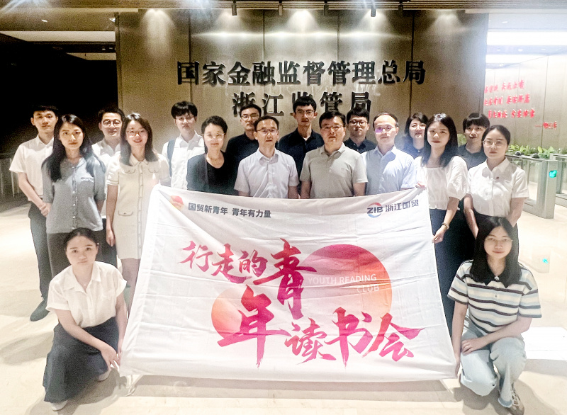 1719303711858946kc7o.jpg 讀書會旗幟合影.jpg